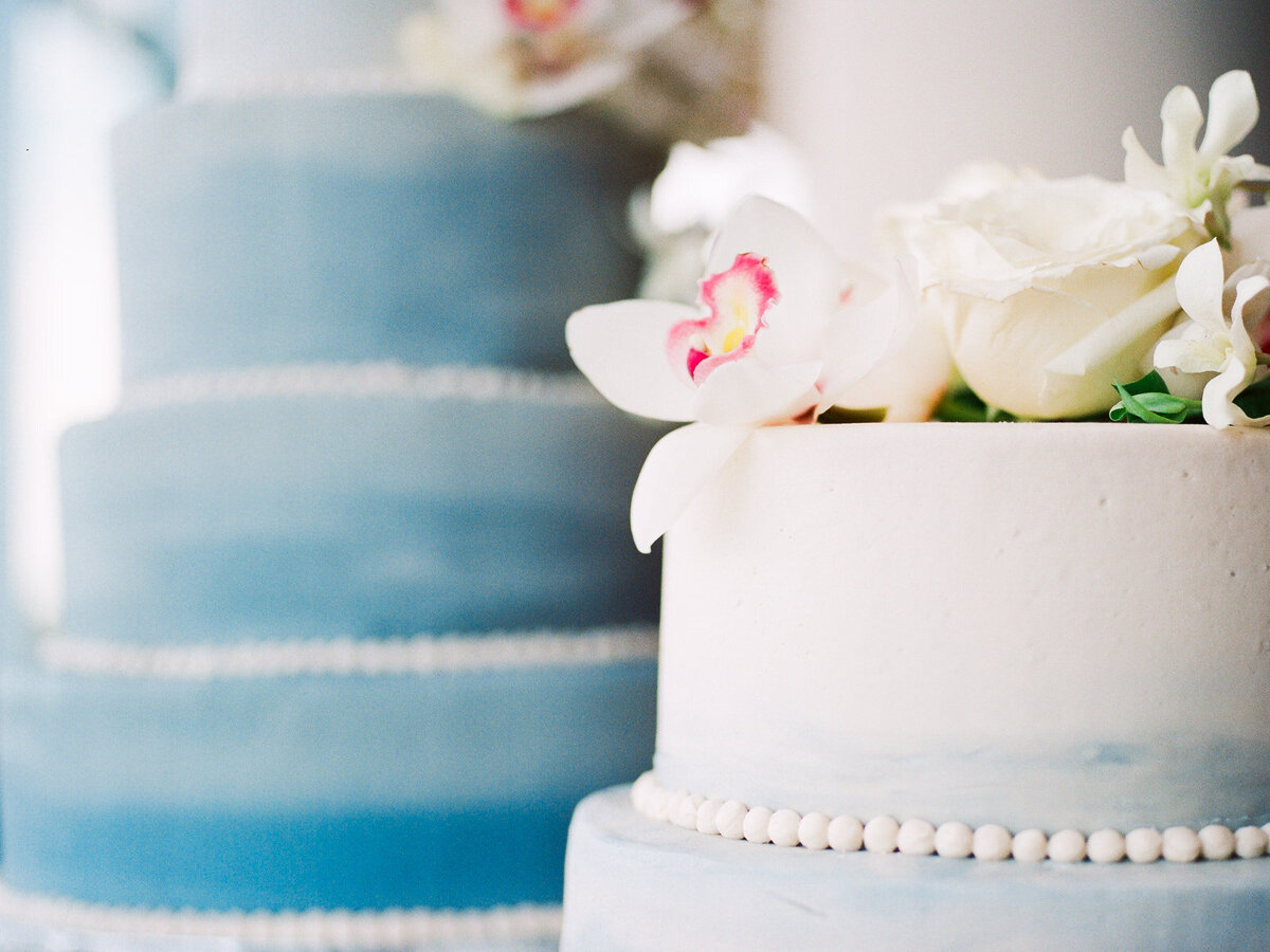 blue-ombre-wedding-cake-kassieanaphotography.com