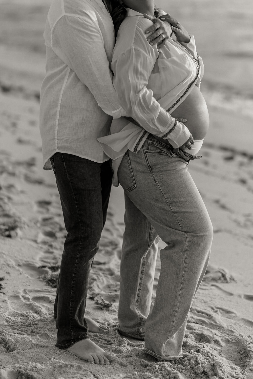maternity-miami-beach-belly-hands-detail-bw