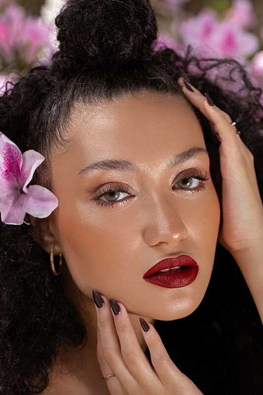 Professional-makeup-artist-for-dark-skintones