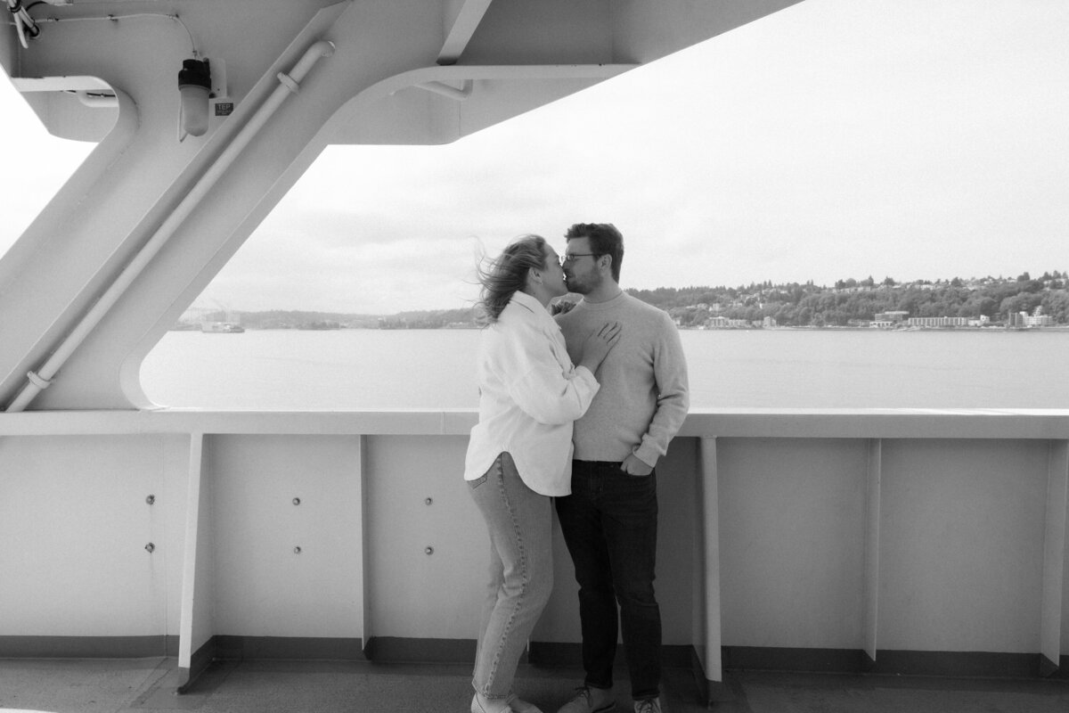 SeattleFerryCouplesPhotography46