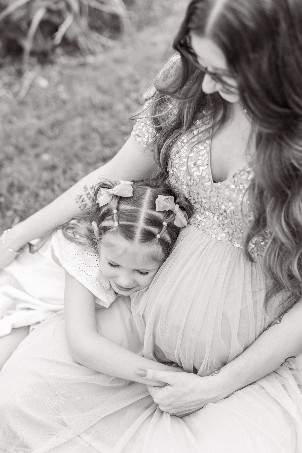 virginia-beach-maternity-photography-mom-and-daughter-snuggling