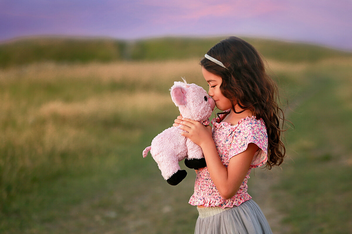 Girl with her piglet_Calgary family photographer