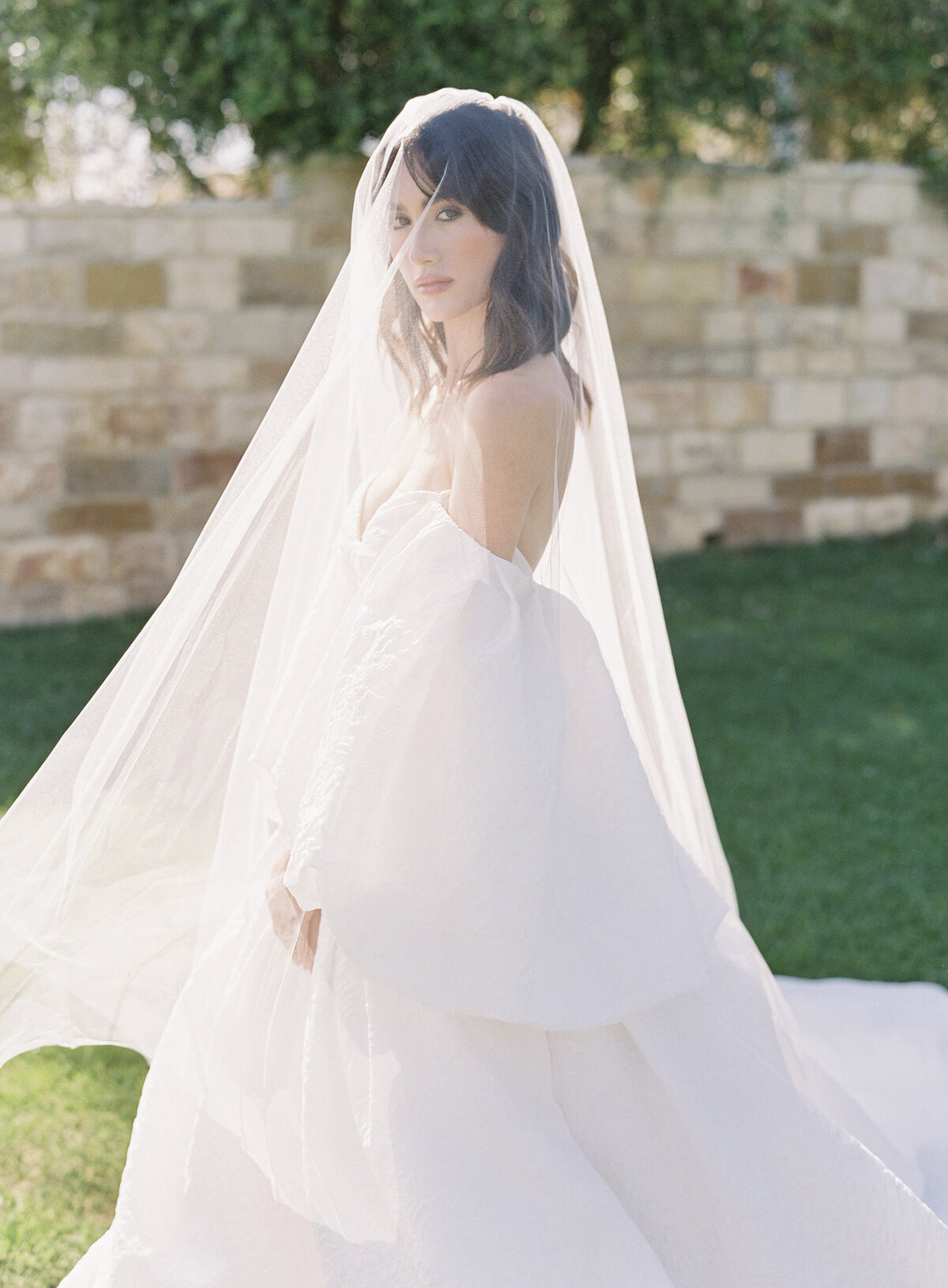 001-chic-bride-in-long-veil-sunstone-winery-california-0001