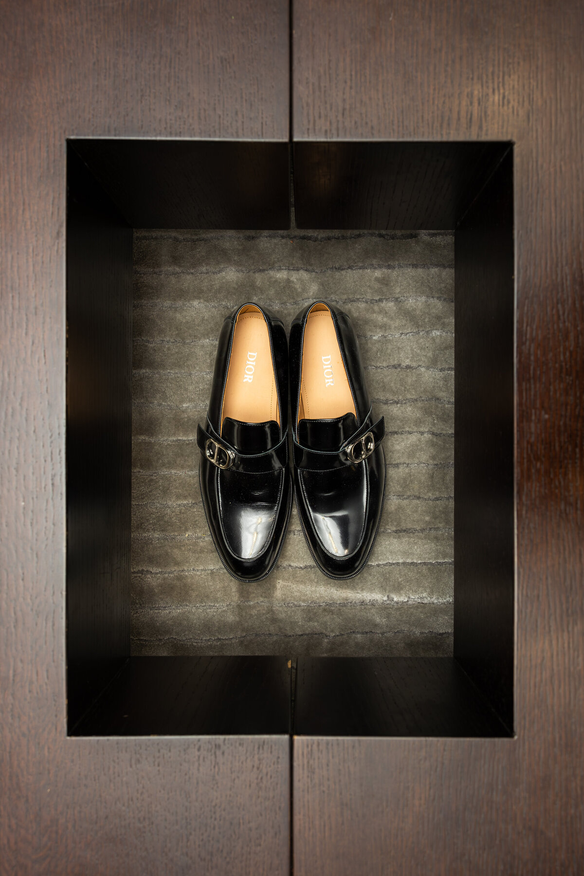 Photographe de mariage Montréal Paire de chaussures de luxe Dior pour Jeune marié