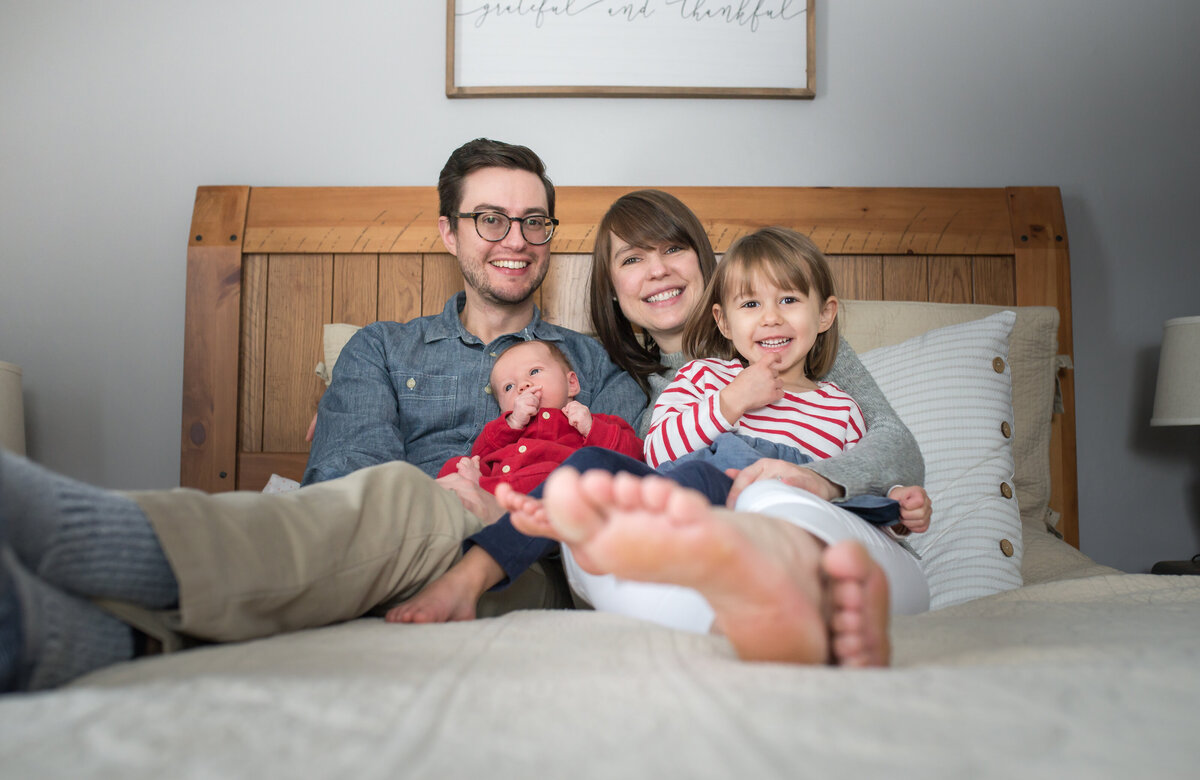 family on bed, lifestyle newborn session, toddler and siblings