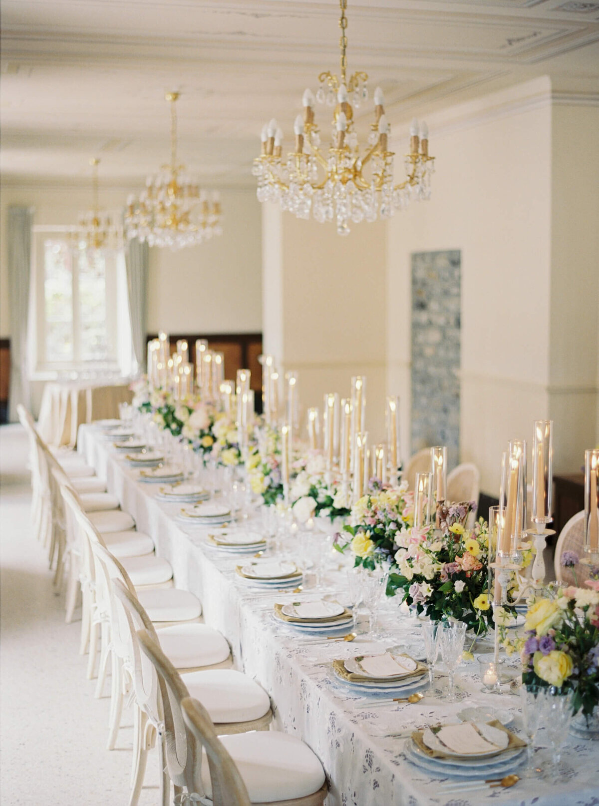 A wedding day photo of the reception cable covered in linens and candles at the wedding venue Villa Aura del Lago on Lake Como in Italy