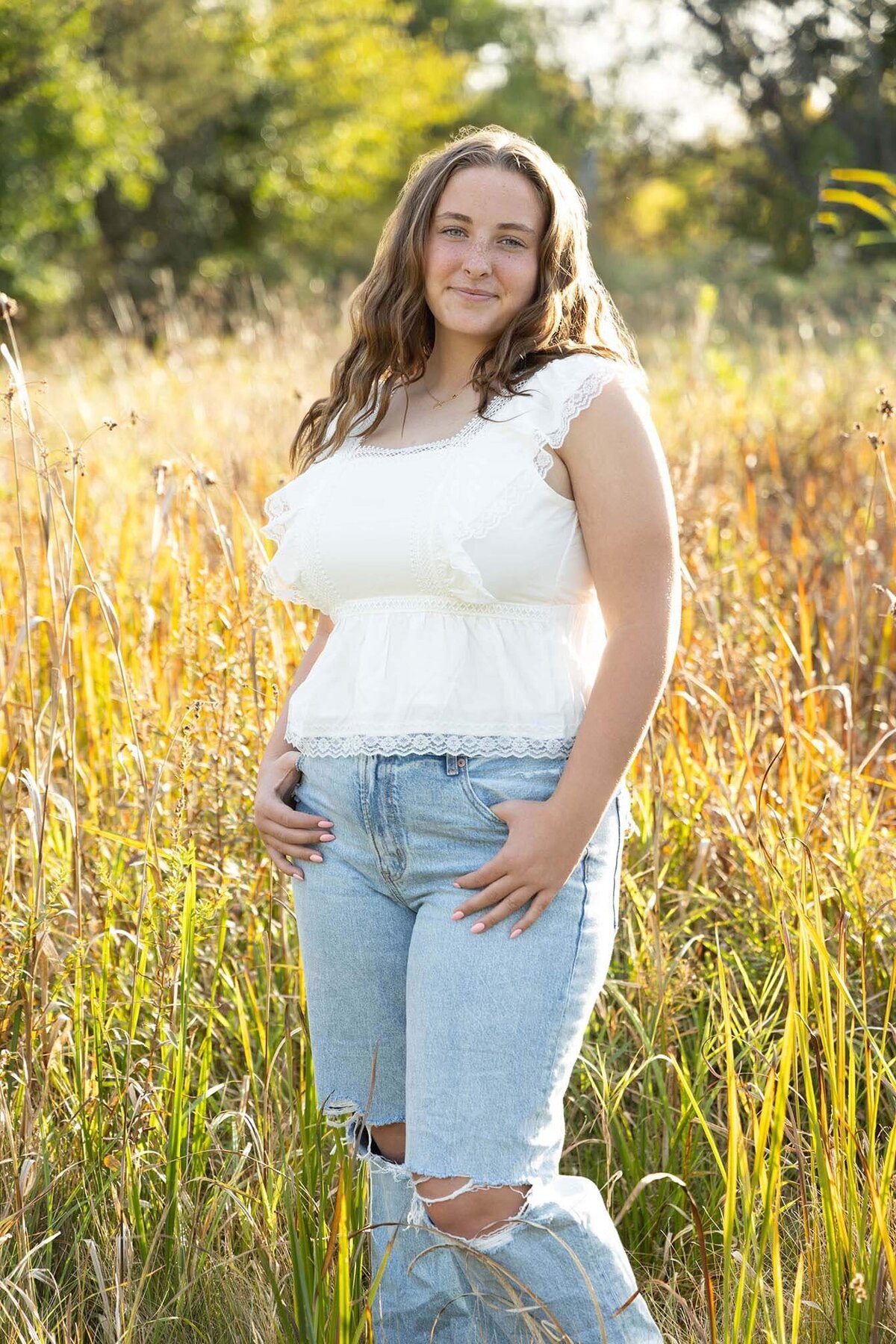 casual-outdoor-senior-photos-in-field