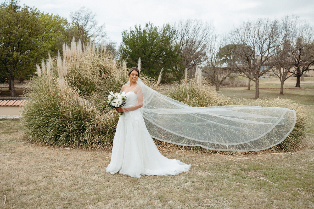 La-bonne-vie-ranch-bridal-session-texas-wedding-photographer-leah-thomason-3