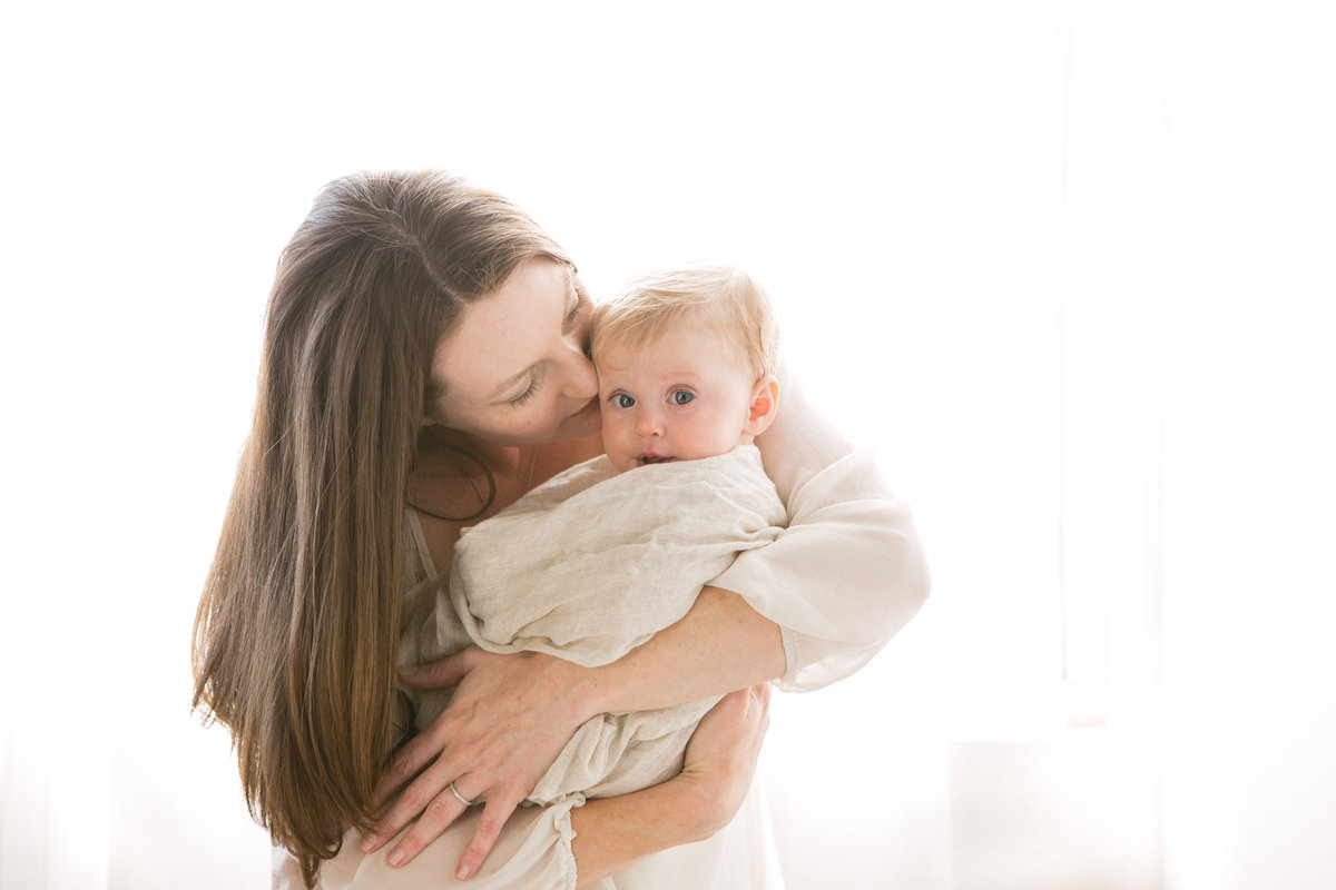 backlit-photo-mom-baby-wrapped-linen-towel-5F0A4701-2