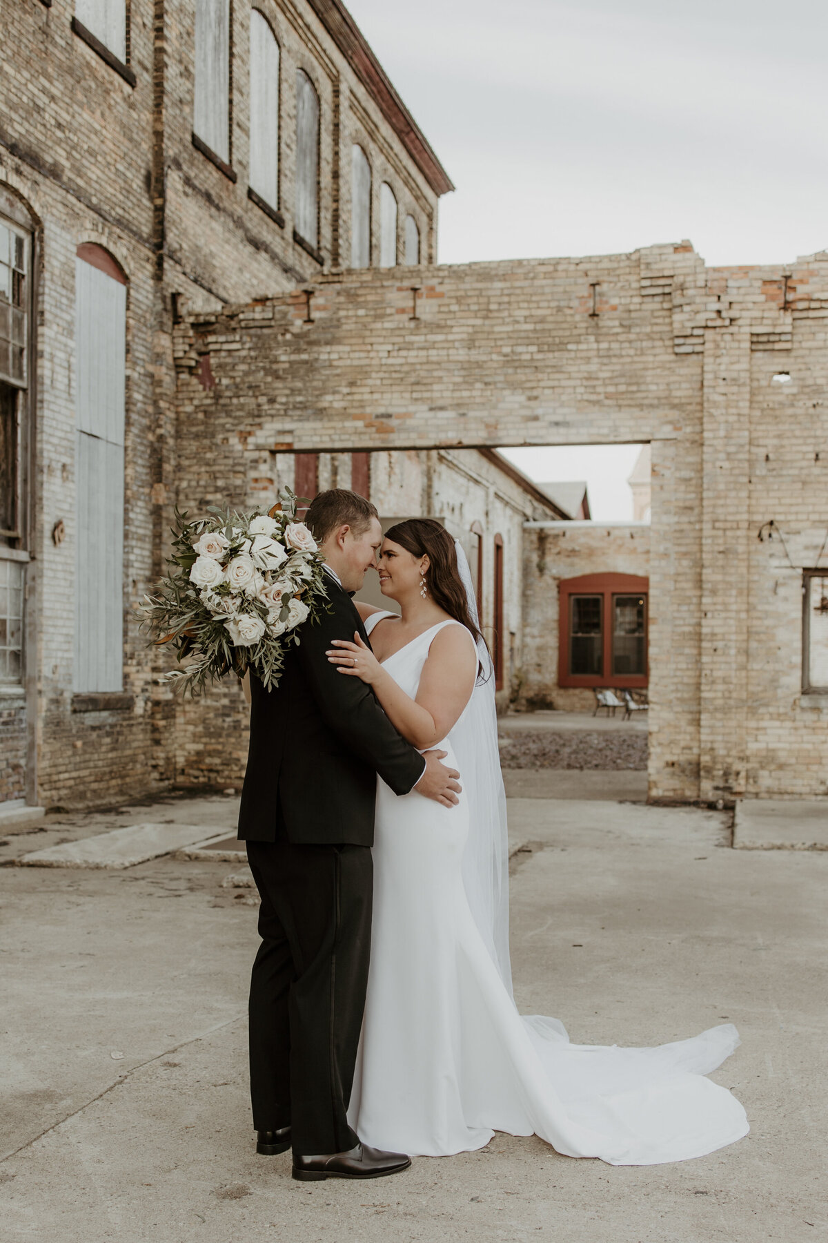 BlacksmithMainWeddingFirstLook|EmmaHaletPhotography2022-25