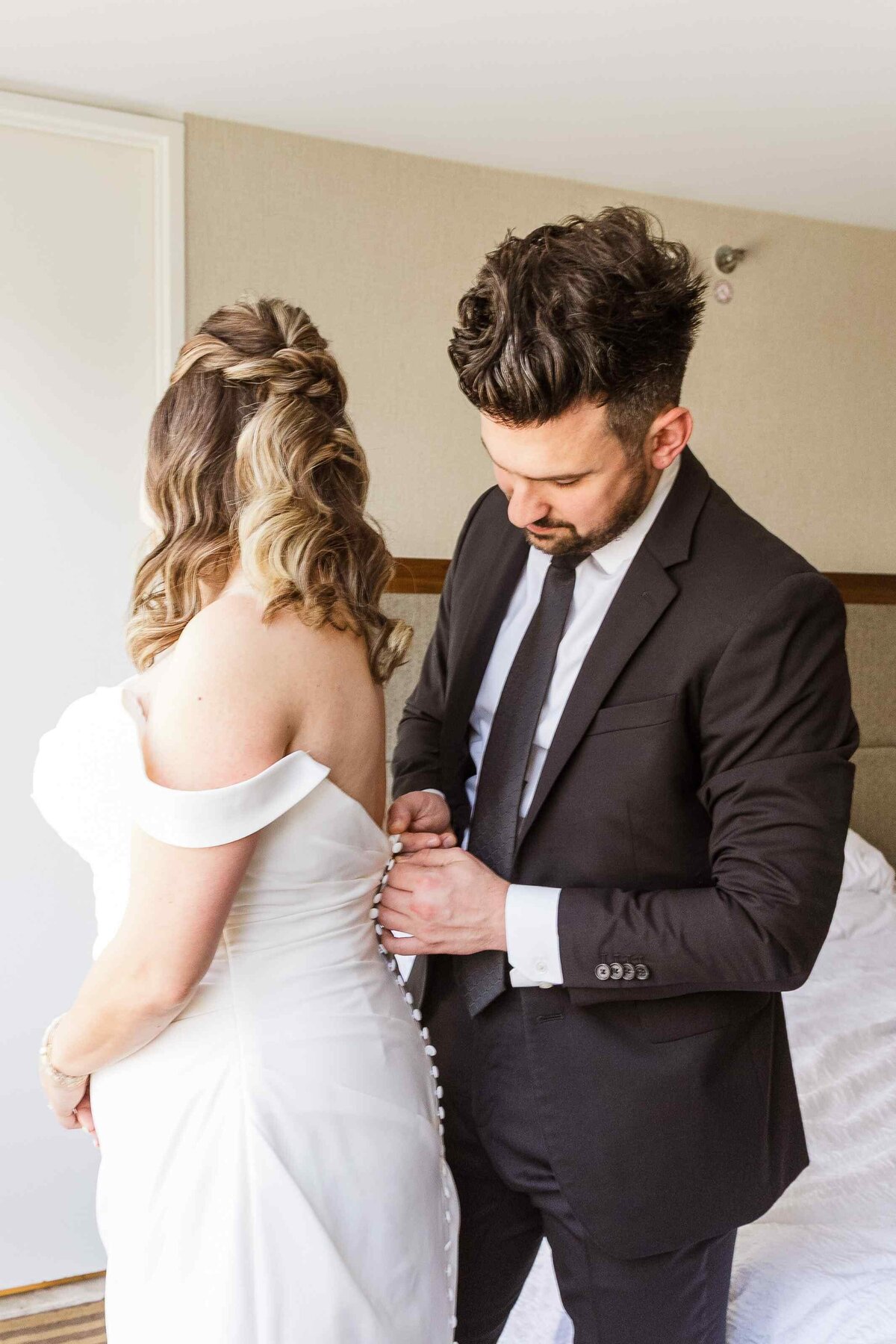11-bride-groom-getting-ready