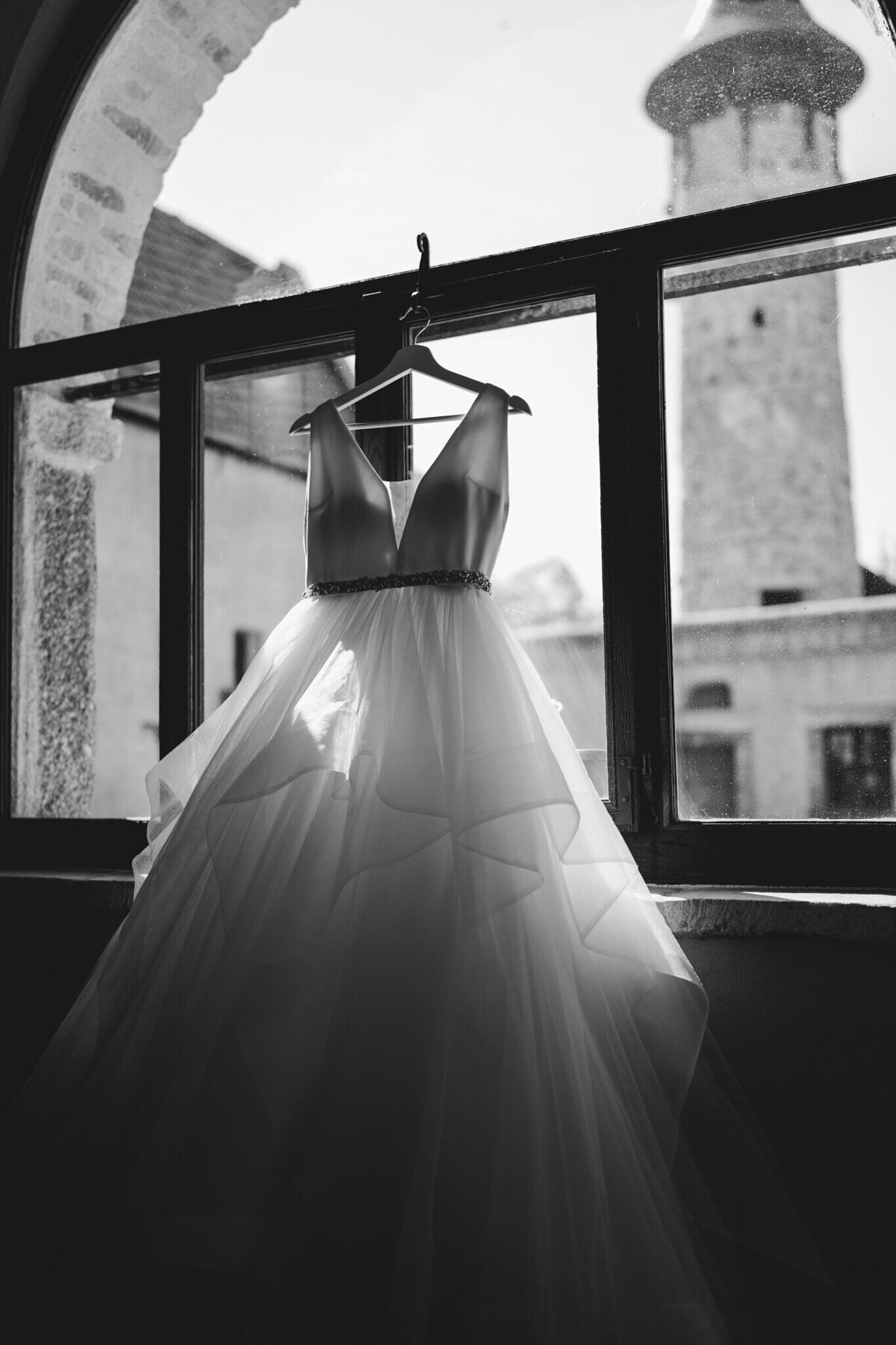 svatba za vratama svatební šaty