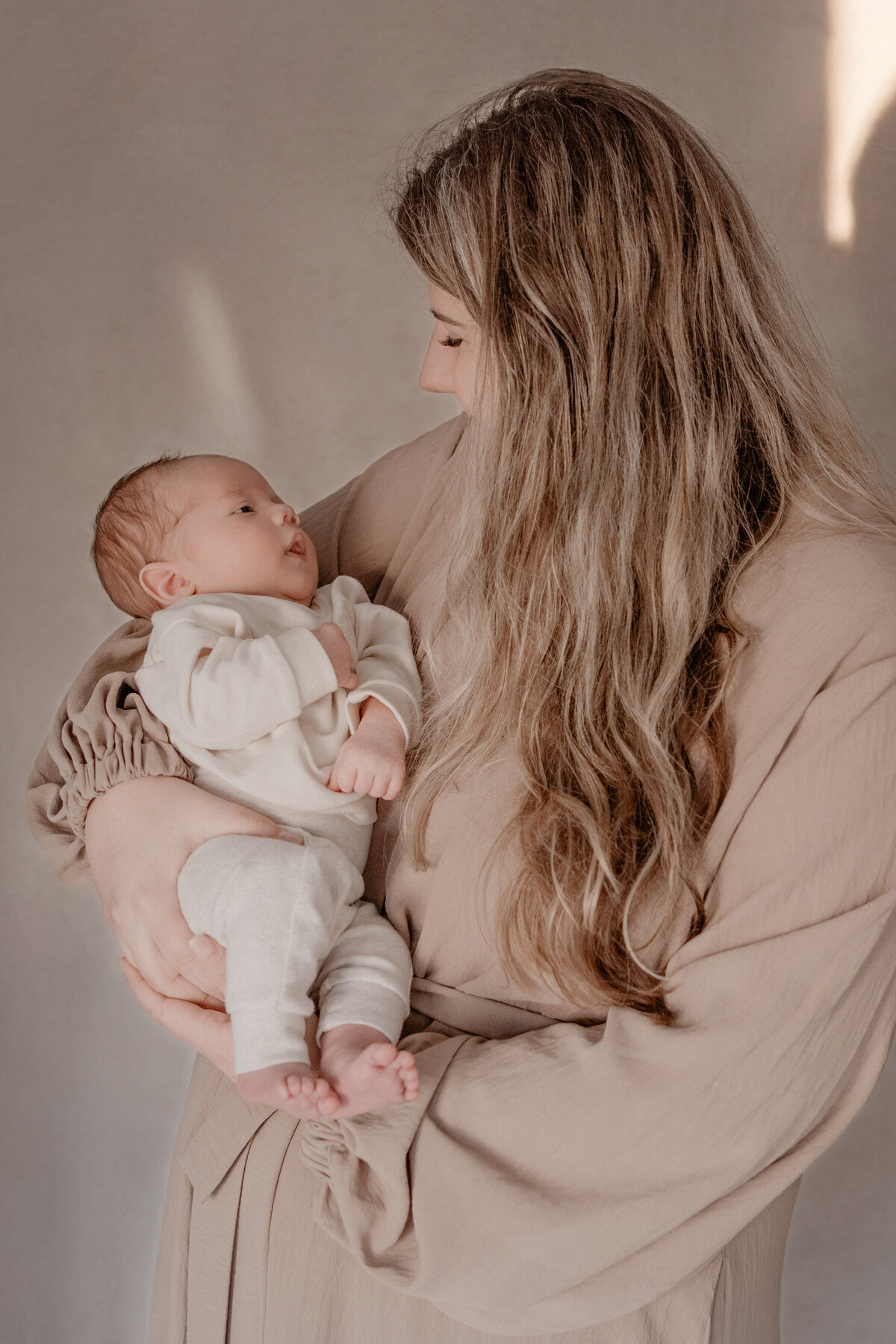 Newbornshoot door Leukfotografie in Amsterdam, Zaandam, Landsmeer, Oostzaan en Purmerend – zachte, liefdevolle babyfoto’s-132