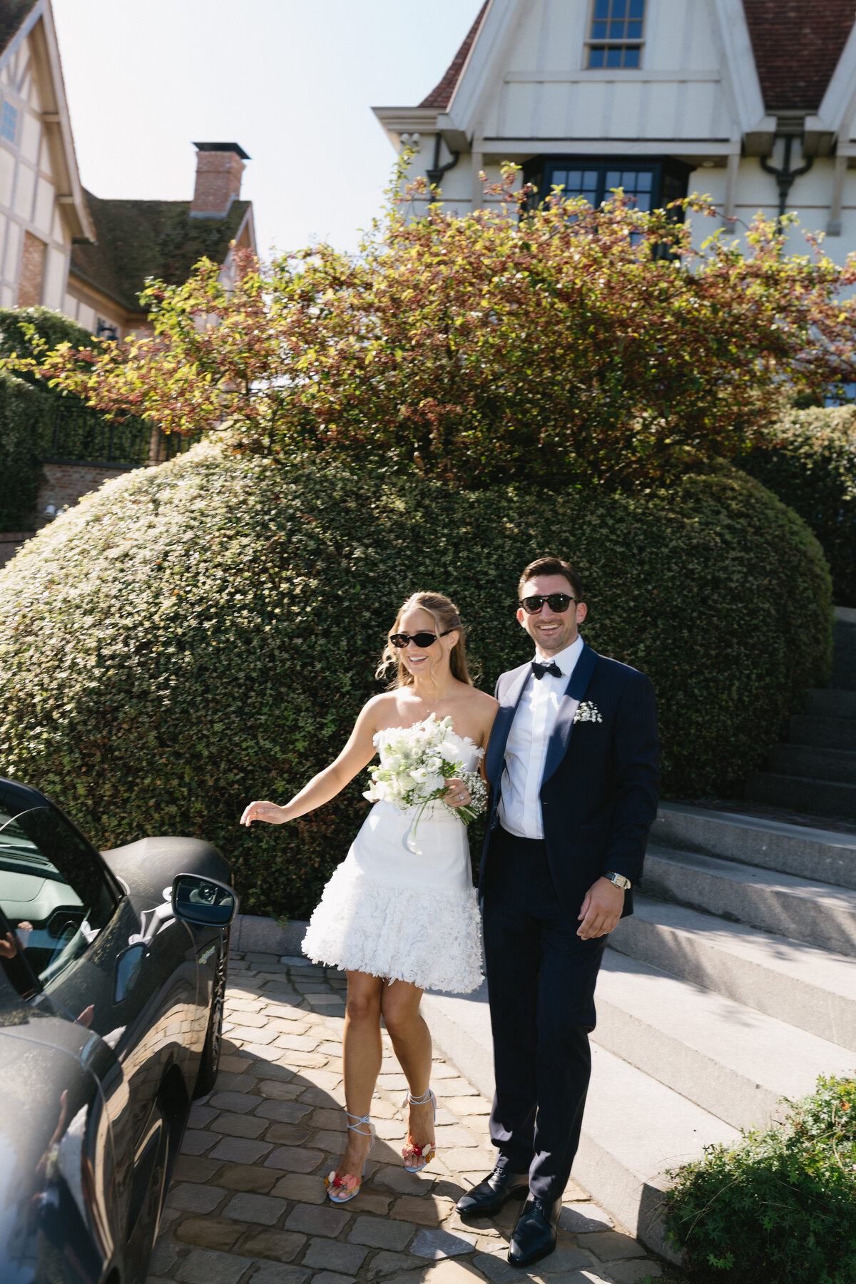 Foto van een koppel in Knokke dat trouwt en in hun Porsche stapt.