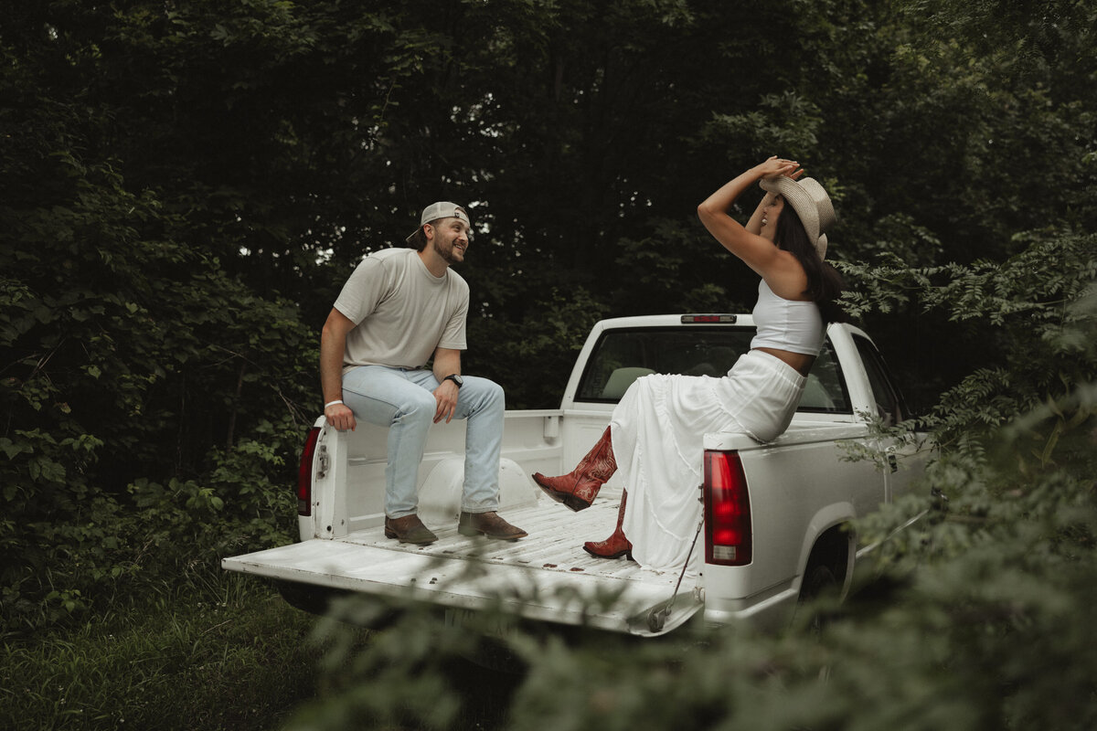 Wildflowercouplessessionwithtruck_emilyarwinephoto-67