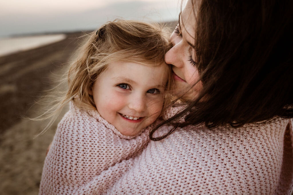 beach-snuggle-photography-lennox-head