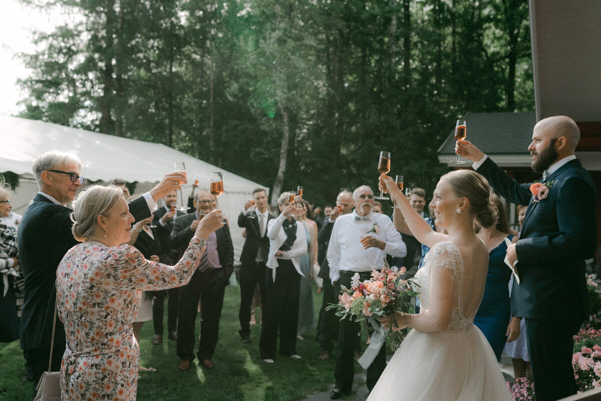 Vieraat kohottavat maljan hääparille