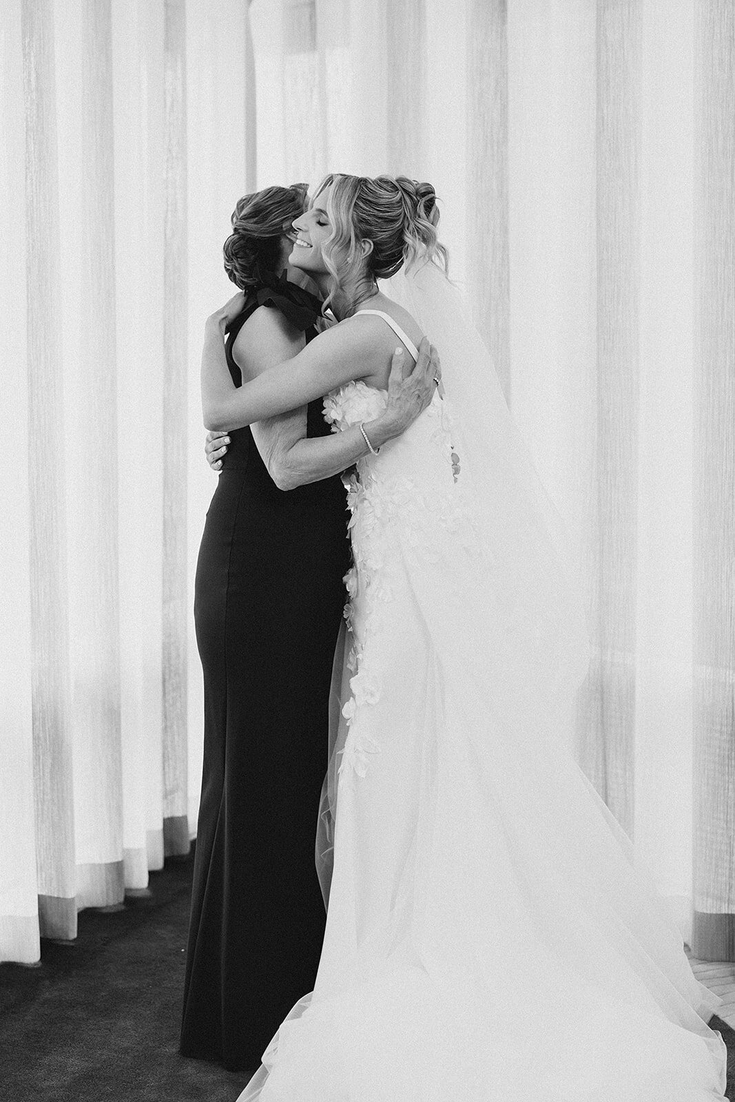 Getting-ready-modern-spring-wedding-at-aria-las-vegas (506 of 2547)