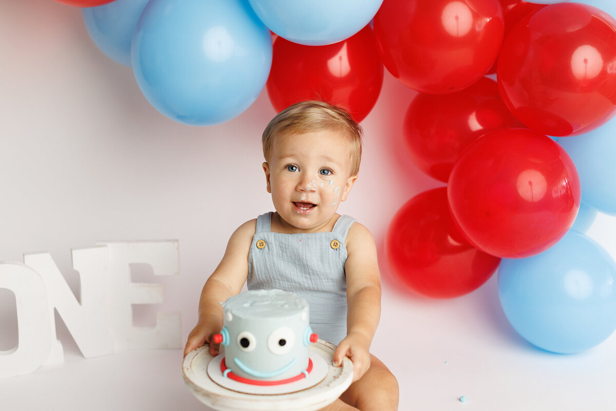 babysmilesholdingcake