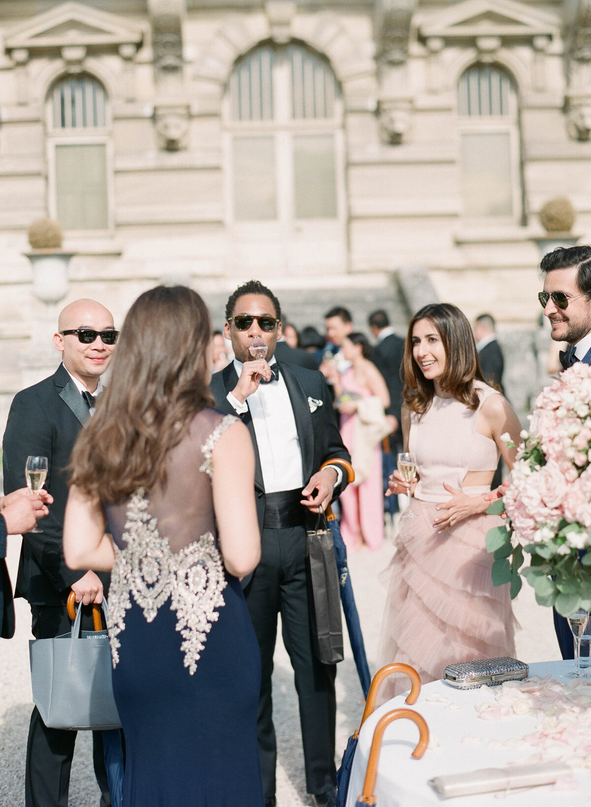 37-Chateau-de-Chantilly-wedding-champagne-guests-Alexandra-Vonk-photography