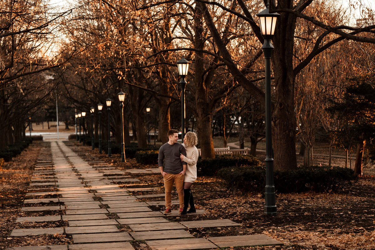 kansas city engagement photo shoot at the nelson aktins (1)