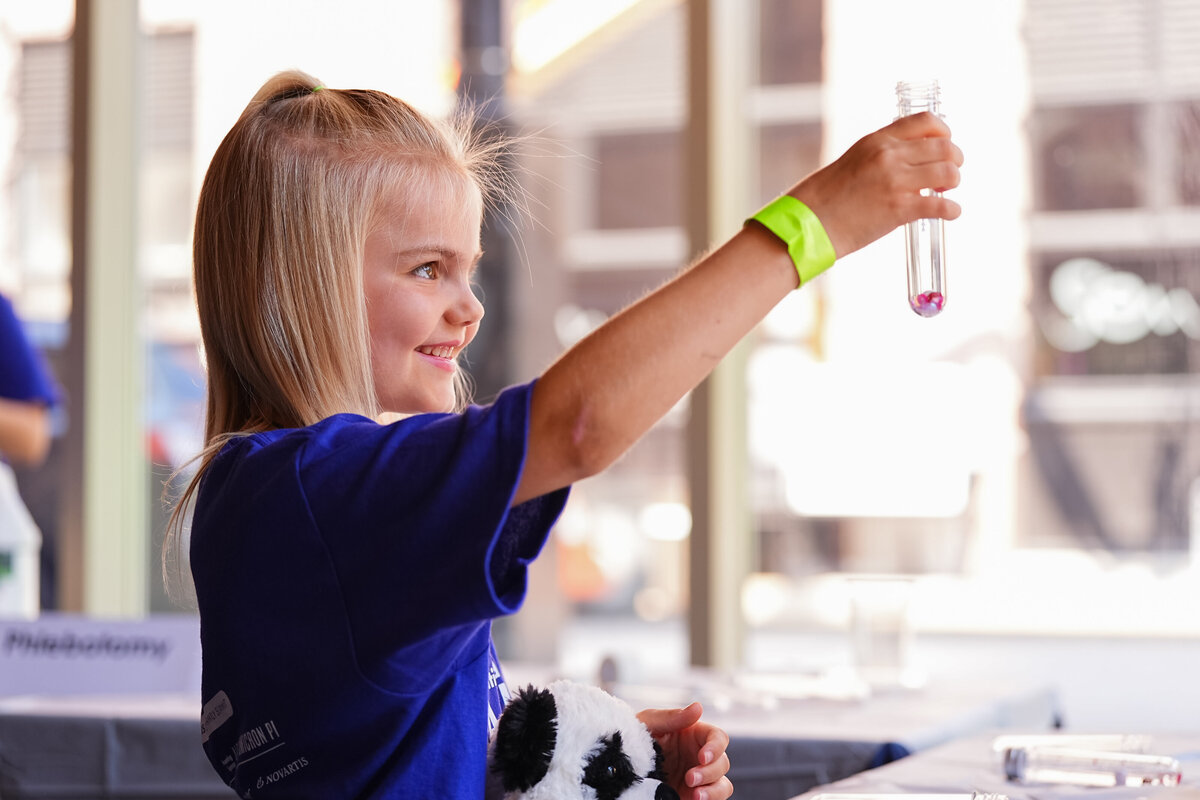 kansas-city-event-photography-0218-child-playing-game-science