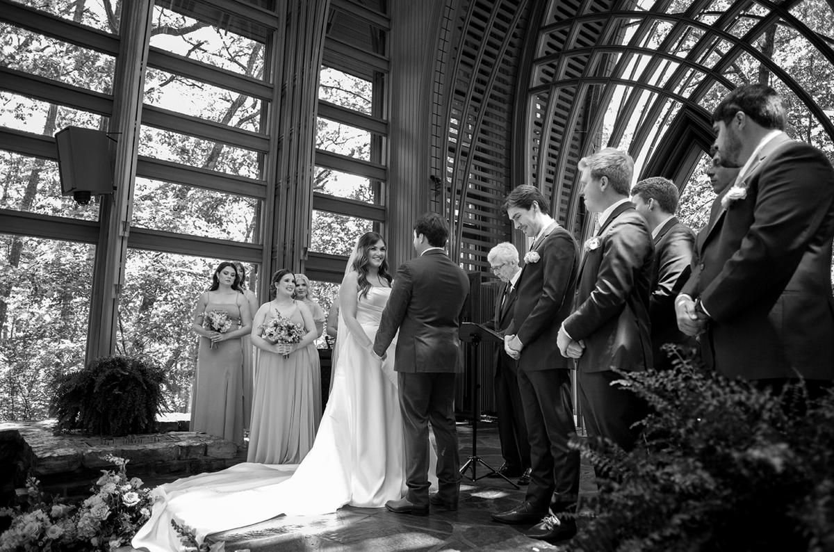 wedding-ceremony-thorncrown-chapel-eureka-springs