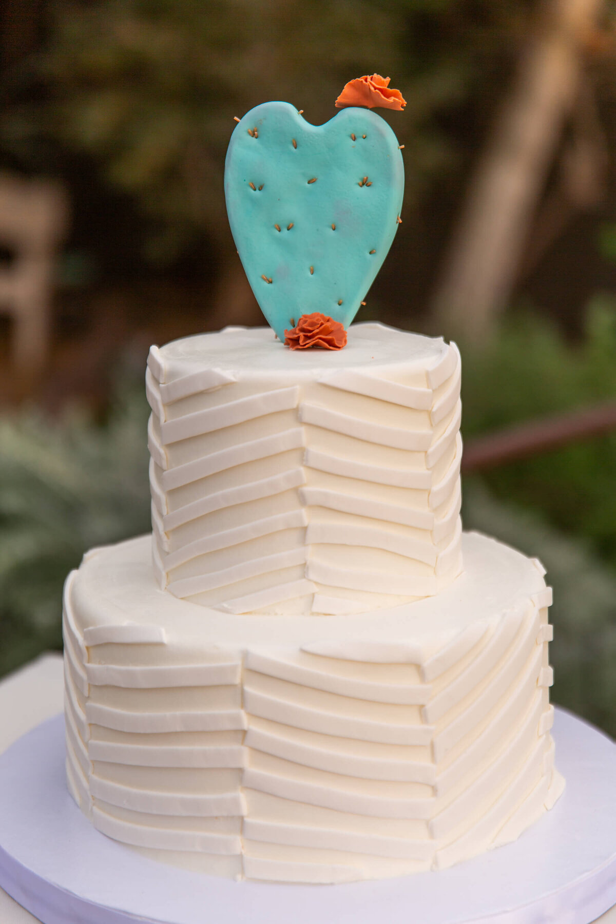 phoenix-scottsdale-arizona-destination-wedding-reception-cake-cactus-desert