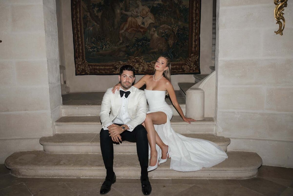 white luxury romance at chateau de Villette for Hannah & dylan Barbour wedding in Paris - Floarl designer Veronique lORRE41