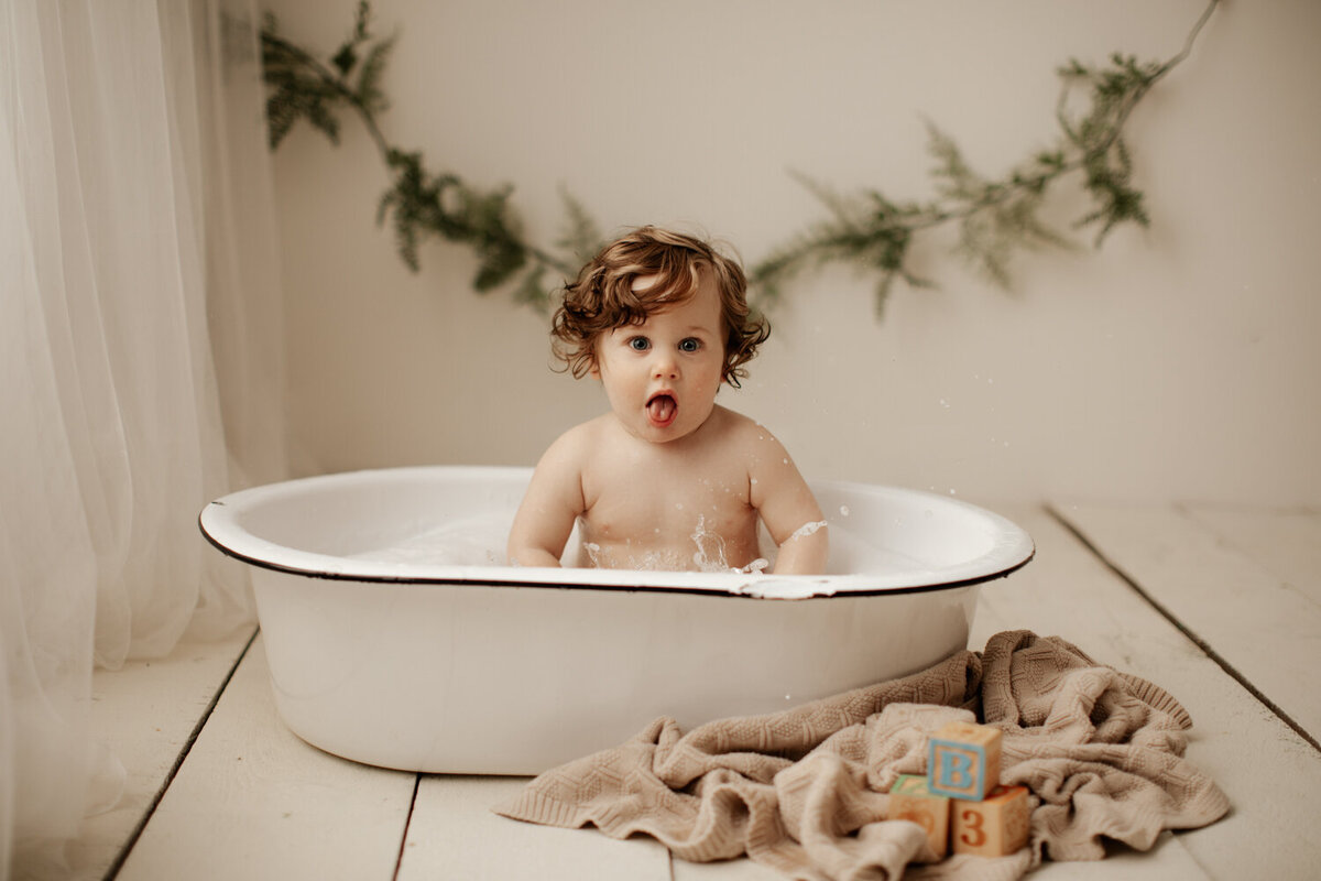 red-deer-alberta-cakesmash-sitter-baby-photographer-03