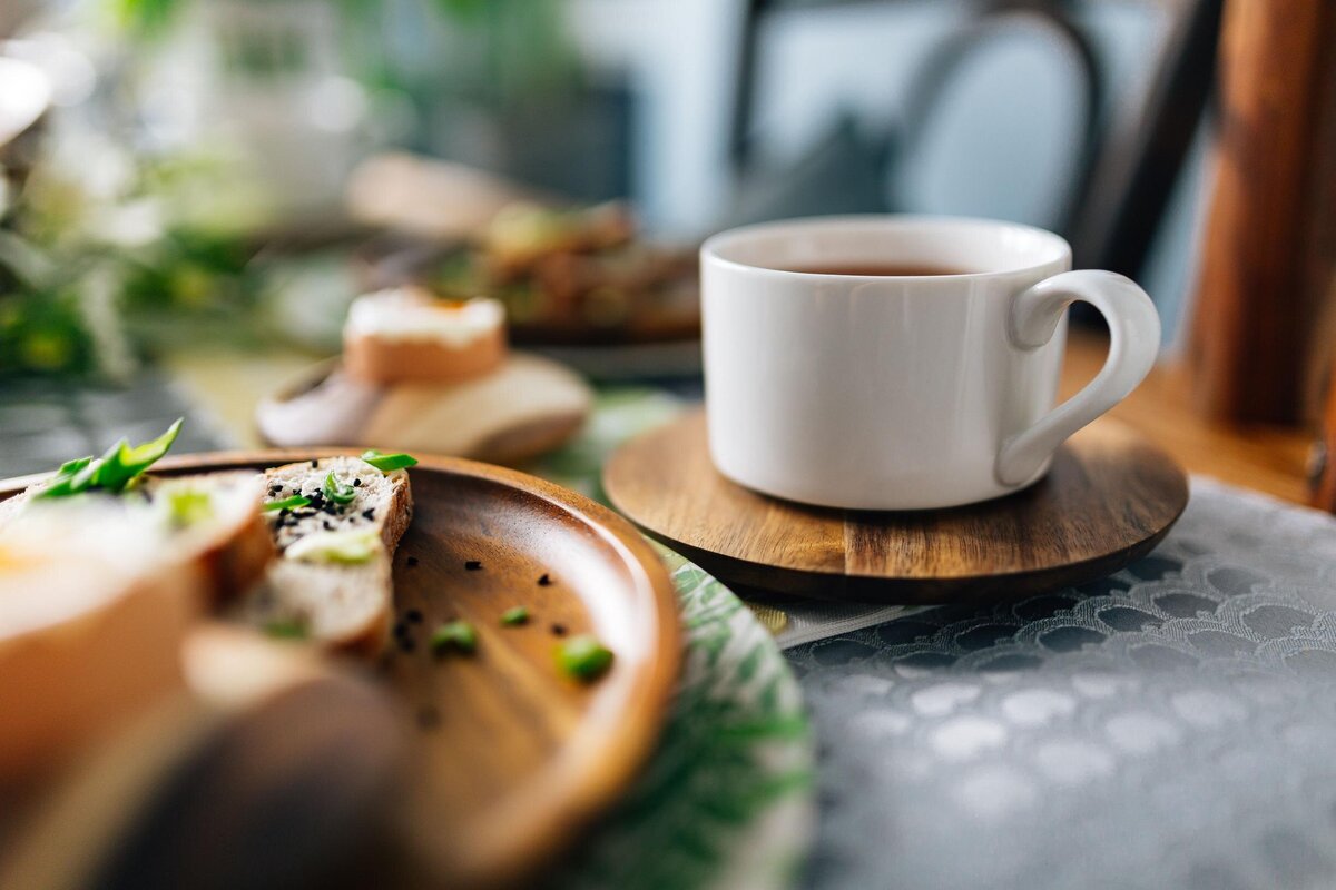 kaboompics_white-cup-with-tea-5518