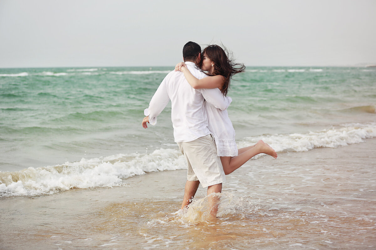 Romantic couple by the beach|Vancouver|Yuliia Terziian Photography