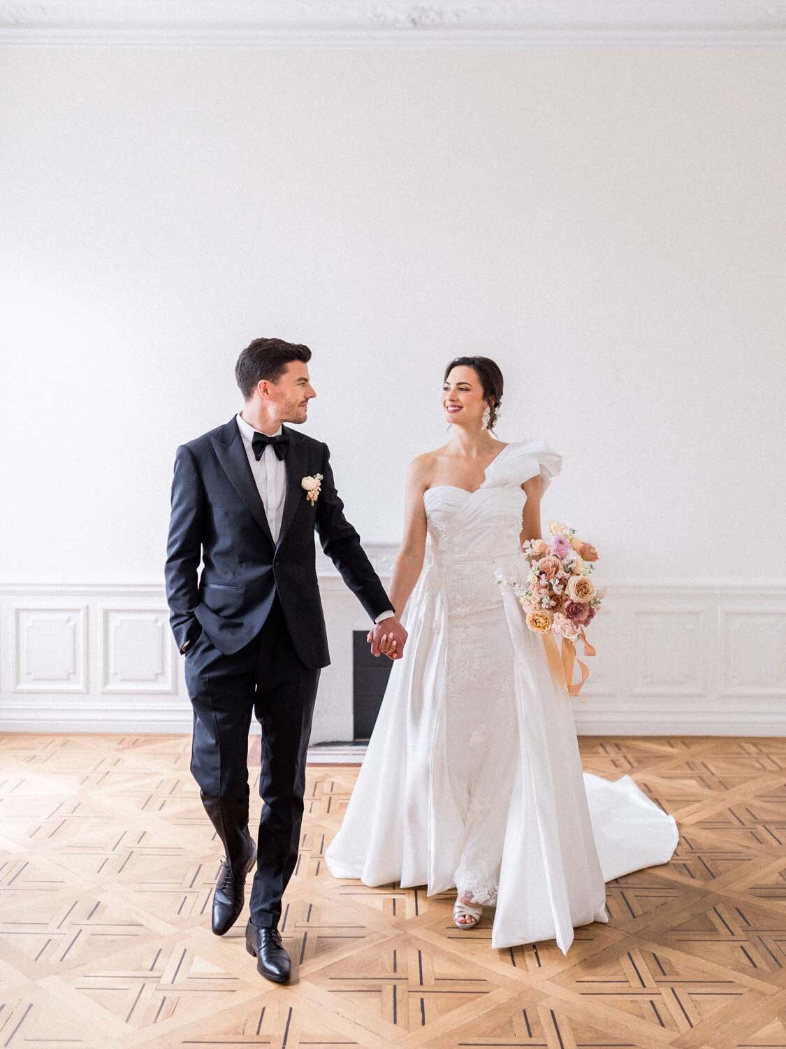 Colorful couture wedding at luxury hotel chais Monnet in Cognac - Veronique Lorre artistic direction floral designer30