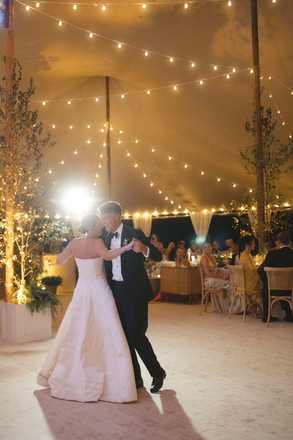 Marthas-vineyard-wedding-planner-kg-events-design-luxury-destination-weddings-private-events-corporate-events-edgartown-ma-event-designer-outdoor-tented-wedding-reception-island-wedding-vogue-wedding-pohogonot-39