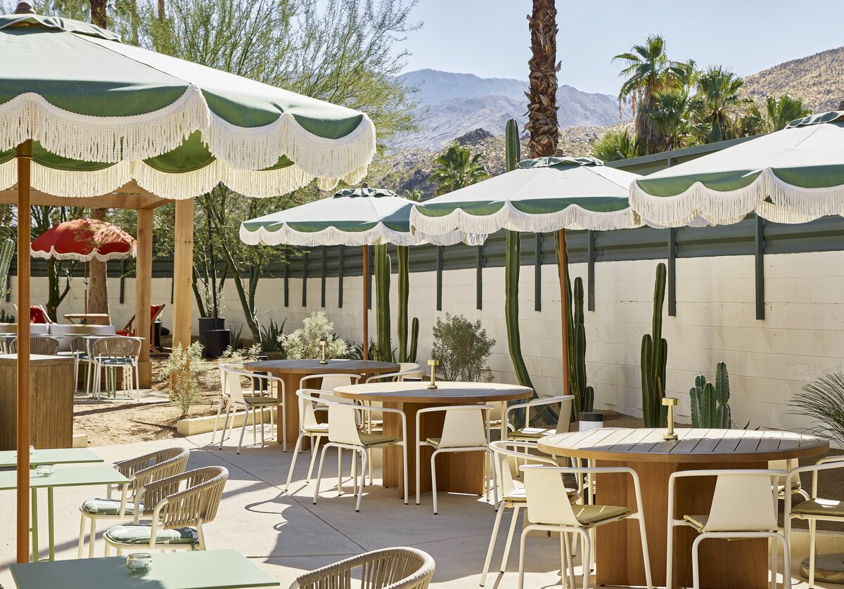 Life-House-Palm-Springs_Hotel-Outdoor-Restaurant-Minervas
