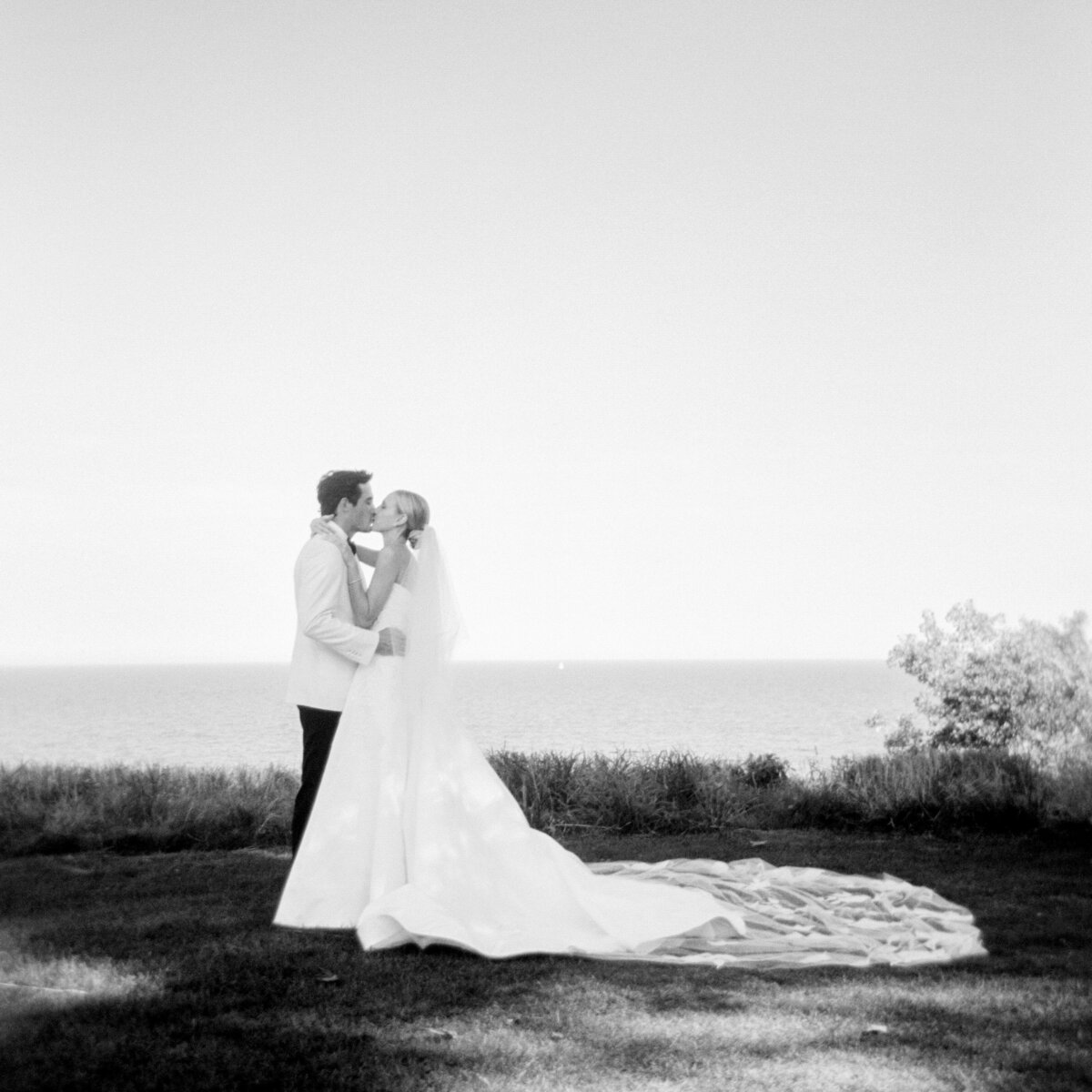 shoreacres-lake-bluff-tent-wedding-by-olivialeigh-31