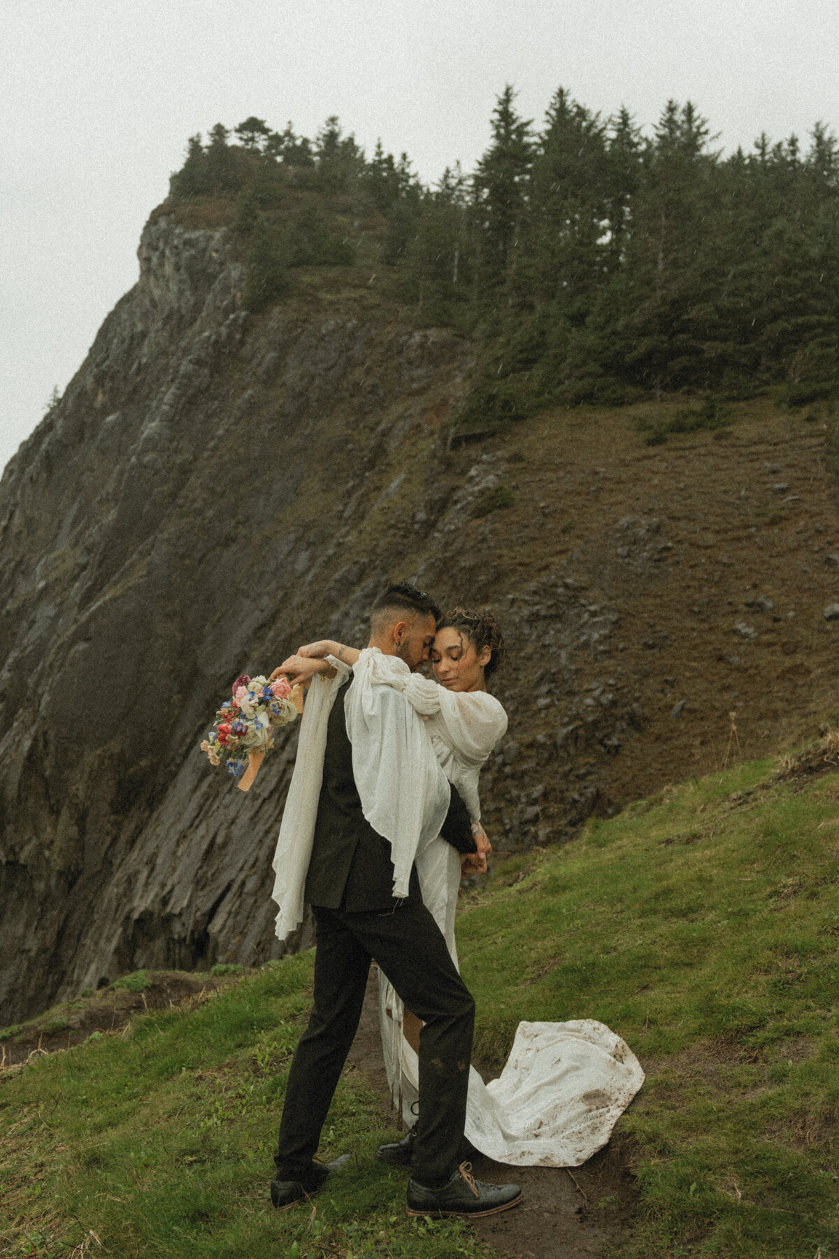 elopement oregon cliff - lizarrietaphotography-12