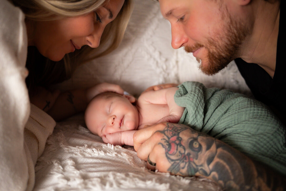 candid-newborn-session-parents-new-hyde-park
