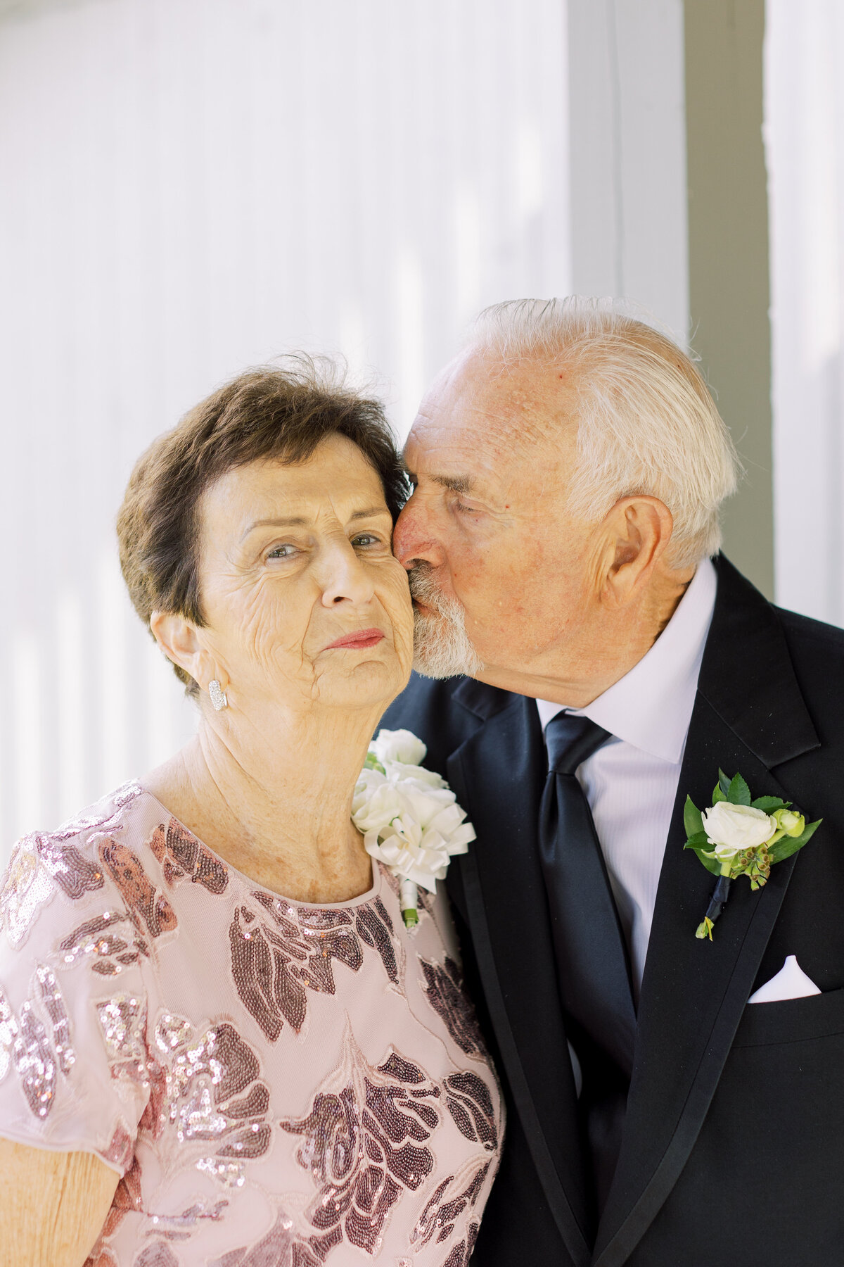 grandparents-kissing