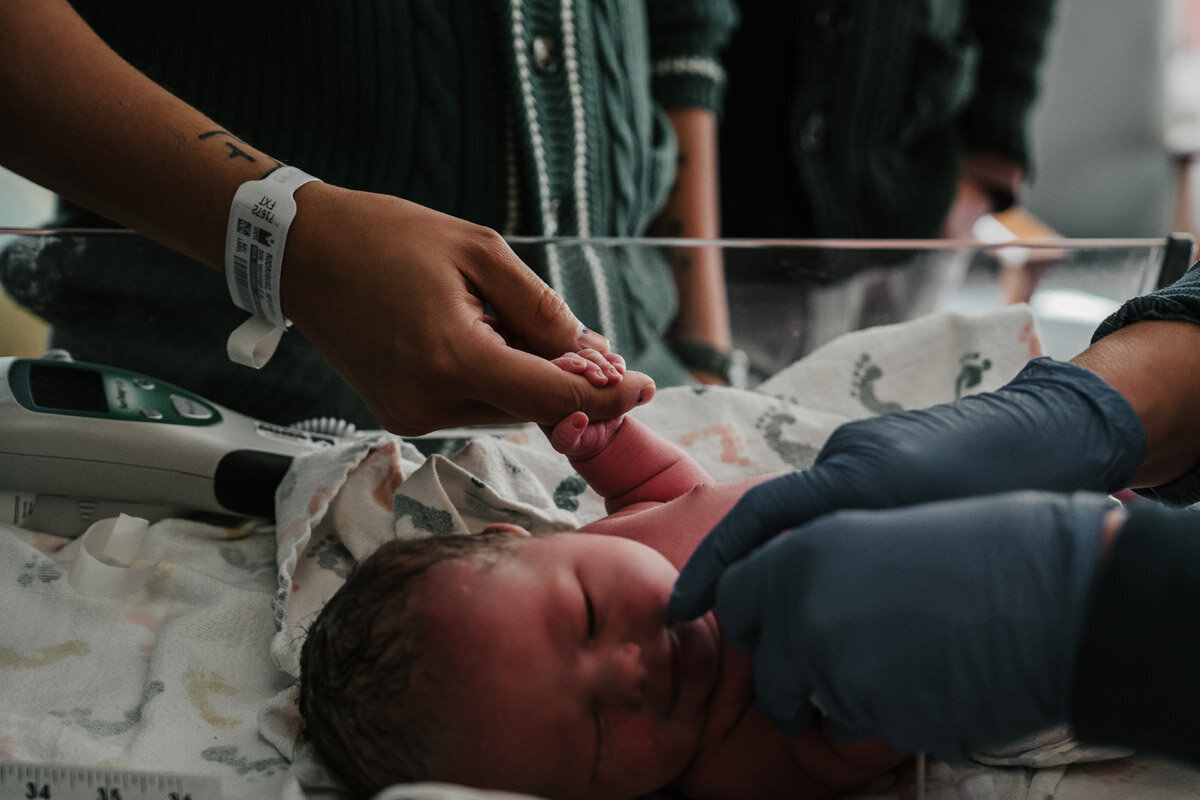 surrogate-hospital-birth-photography-e-067