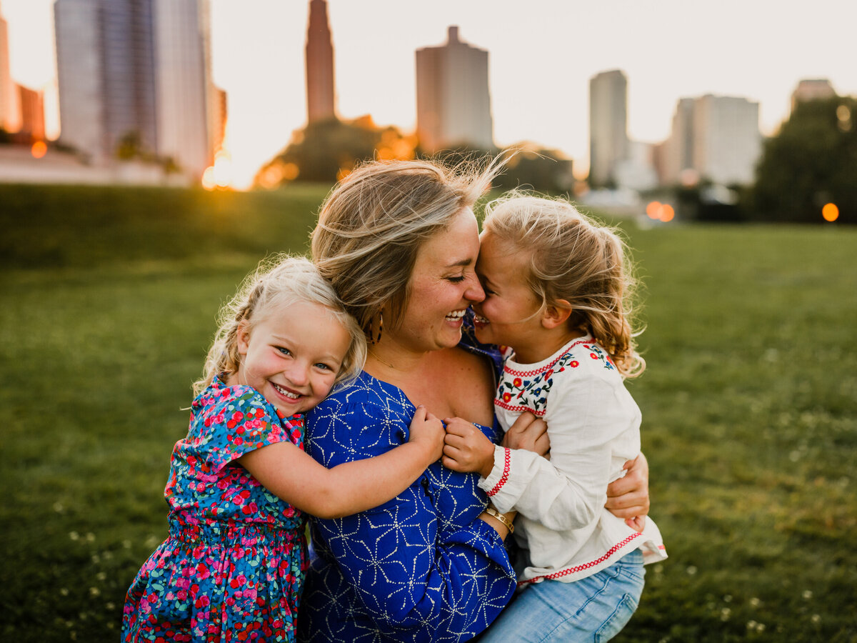 chicago-lifestyle-family-photographer-downtown-park-mother-daughters