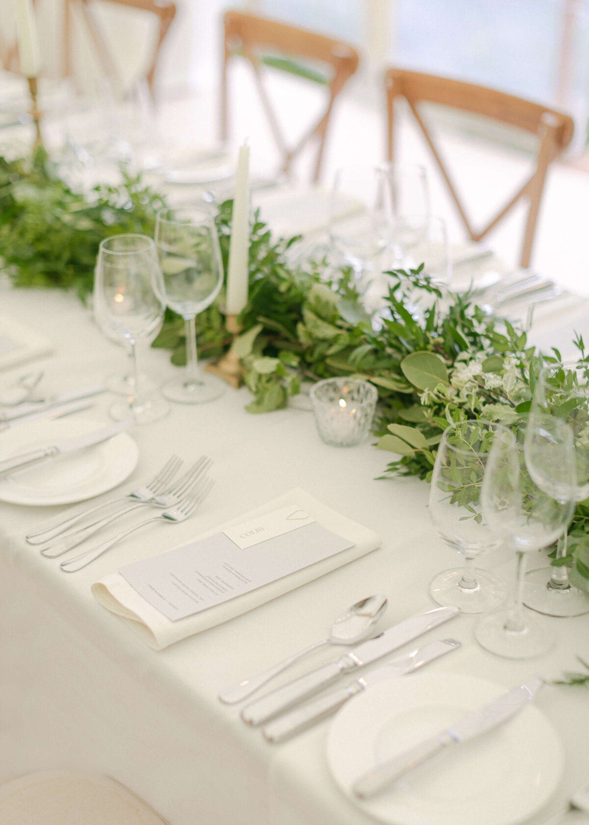 chloe-winstanley-weddings-green-white-place-setting-foliage