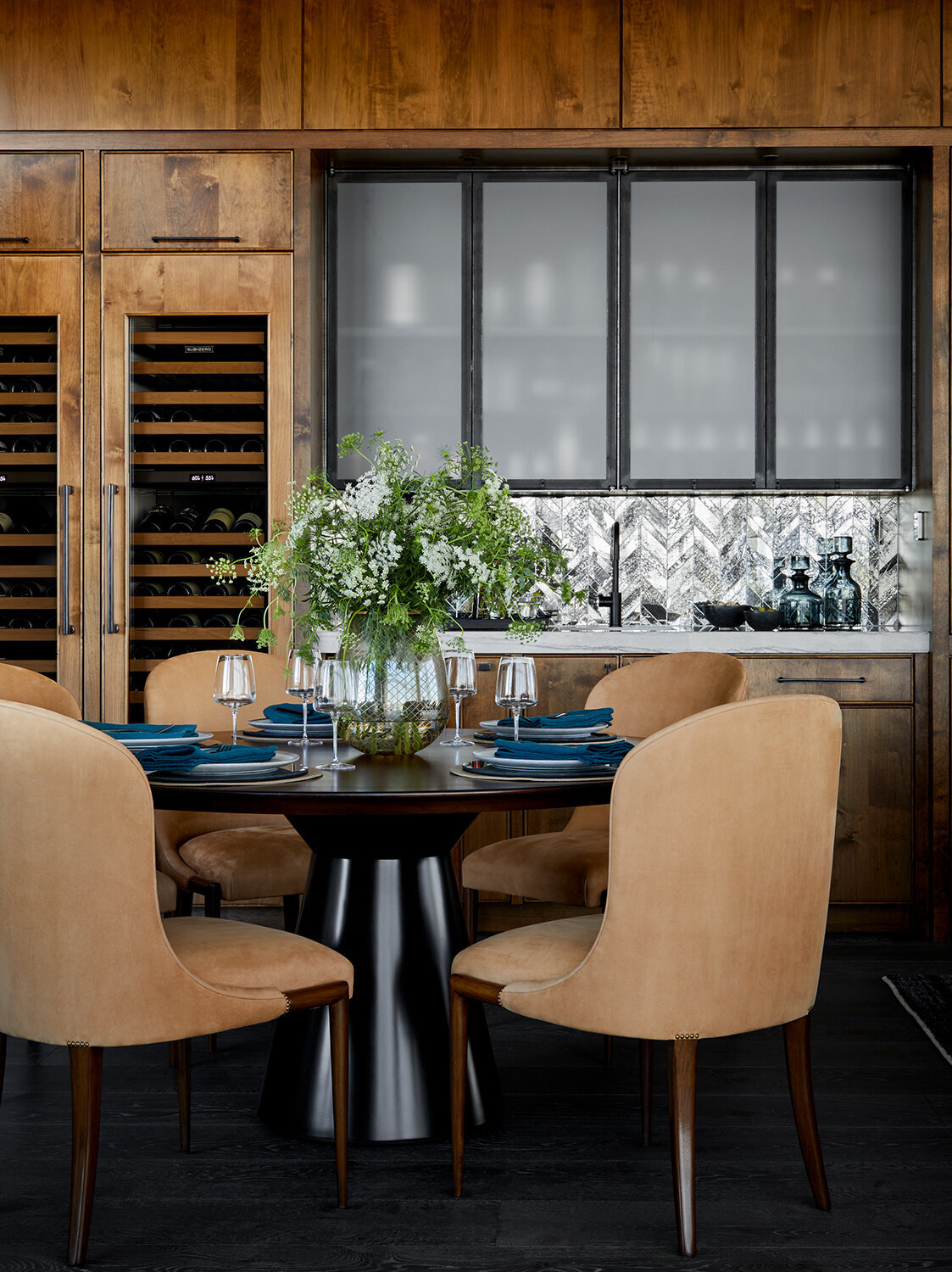 luxe_downtown_piedaterre_dining_withwinecloset