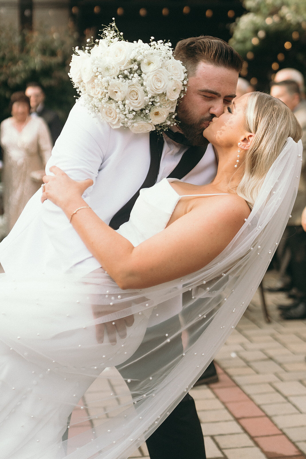 aisle-kiss-connecticut-wedding