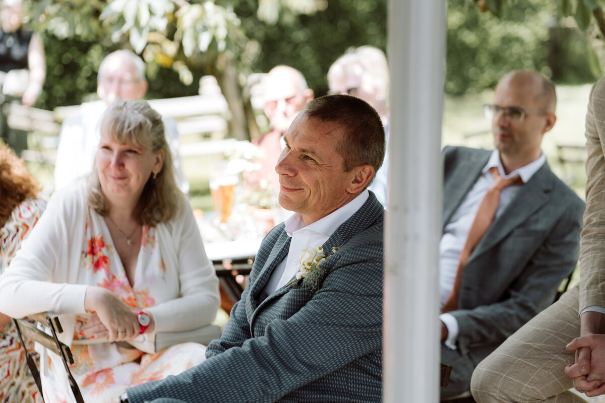 rouwfotograaf legt intieme bruiloft vast bij In de Kas bij Winnsen – trotste vader 