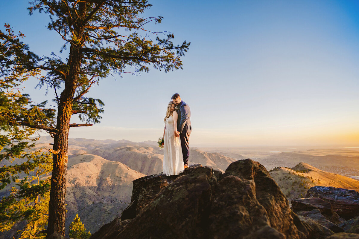 Colorado Elopement Photographer captures couple kissing on boulder