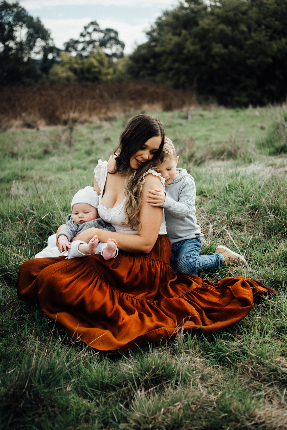 Mum and Children Photo in long grassy field Yarra Valley. Melbourne Family Photographer. Sapphire and Stone Photography