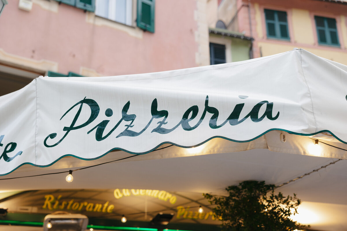 Cacie_Carroll@CacieCarrollPhotography_KriziaandNick_LocalPizzariaWelcomeDinner_SantaMargheritaItaly-53