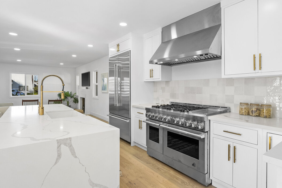 White-kitchen-dual-oven-gold-fixtures-closeup