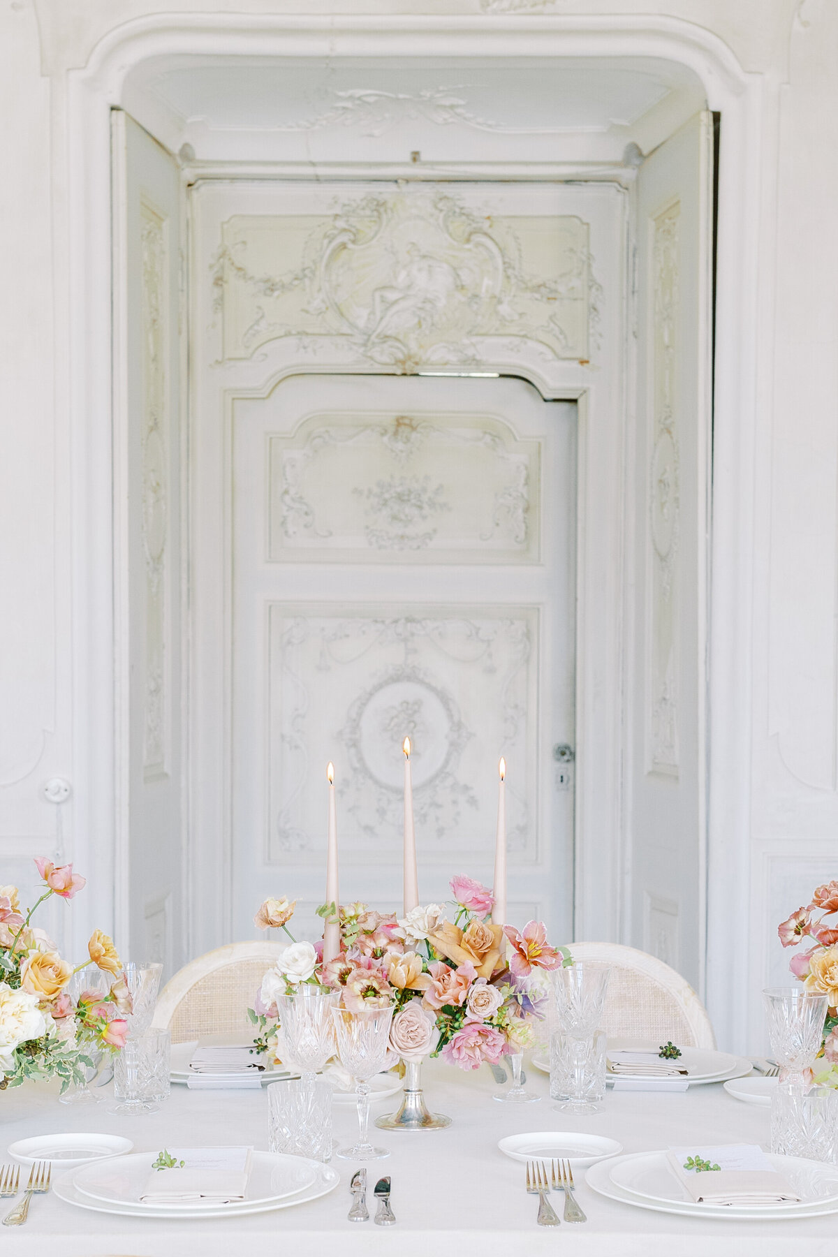 Wedding at Villa Sola Cabiati stucco room with colorful flowers and candles photographed by Italy Wedding photographer